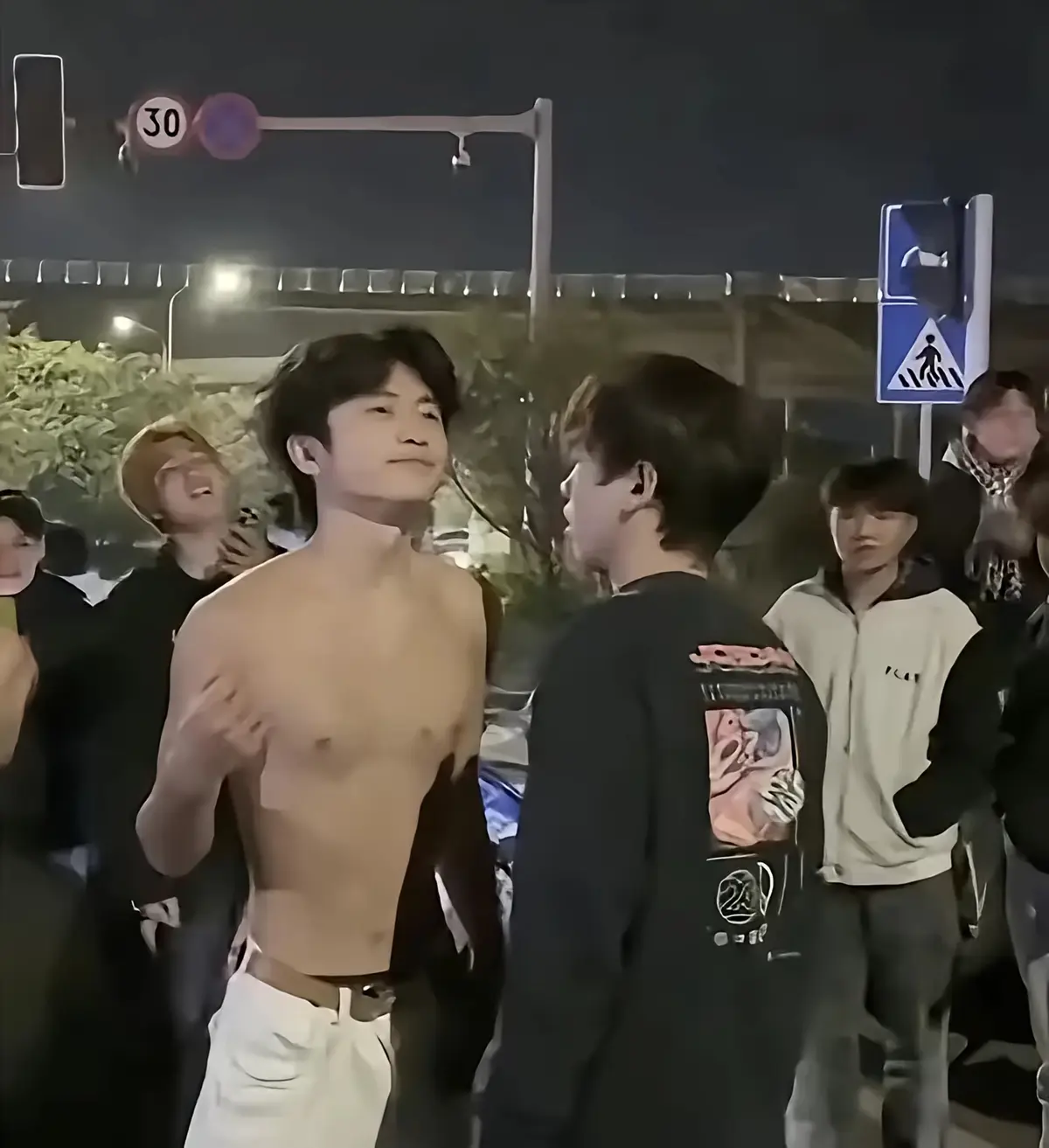 《广西拳王》1v4现场live完整版资源在线看 - 现场live高清画质 - 无广告免费播放