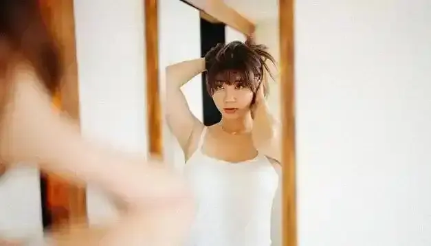 吴梦梦MV《网络吴梦梦》第三季高清无删减-在线观看4K超清画质-校园白月光变身暗夜派对女王精彩片段