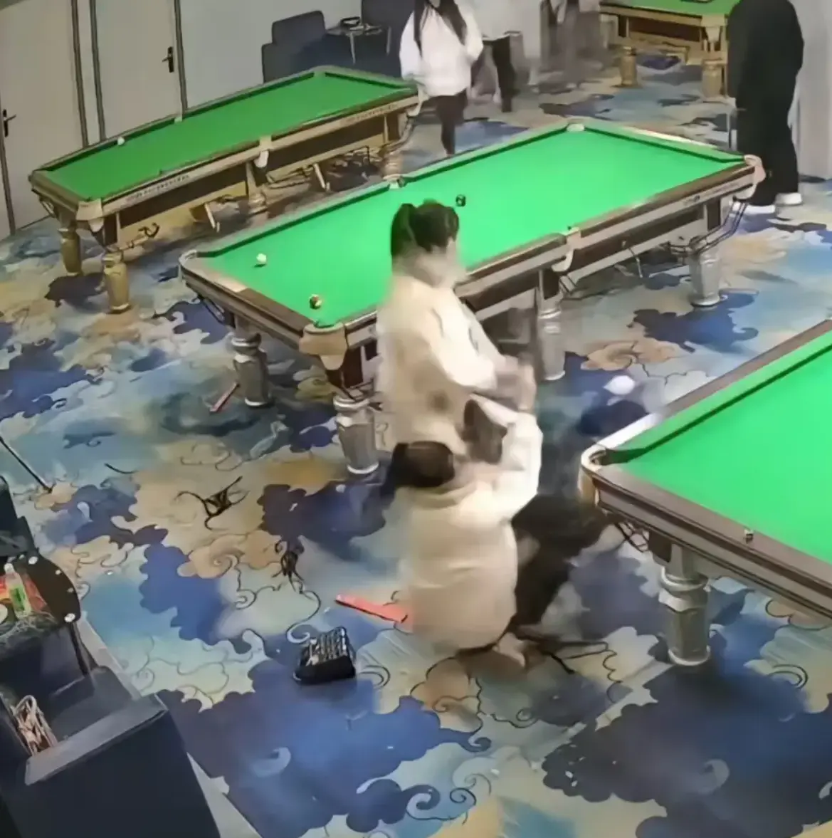 《台球厅双刀姐妹》高清完整版 - 精神小妹双刀互博现场 - 三女子台球厅斗殴视频免费看无删减