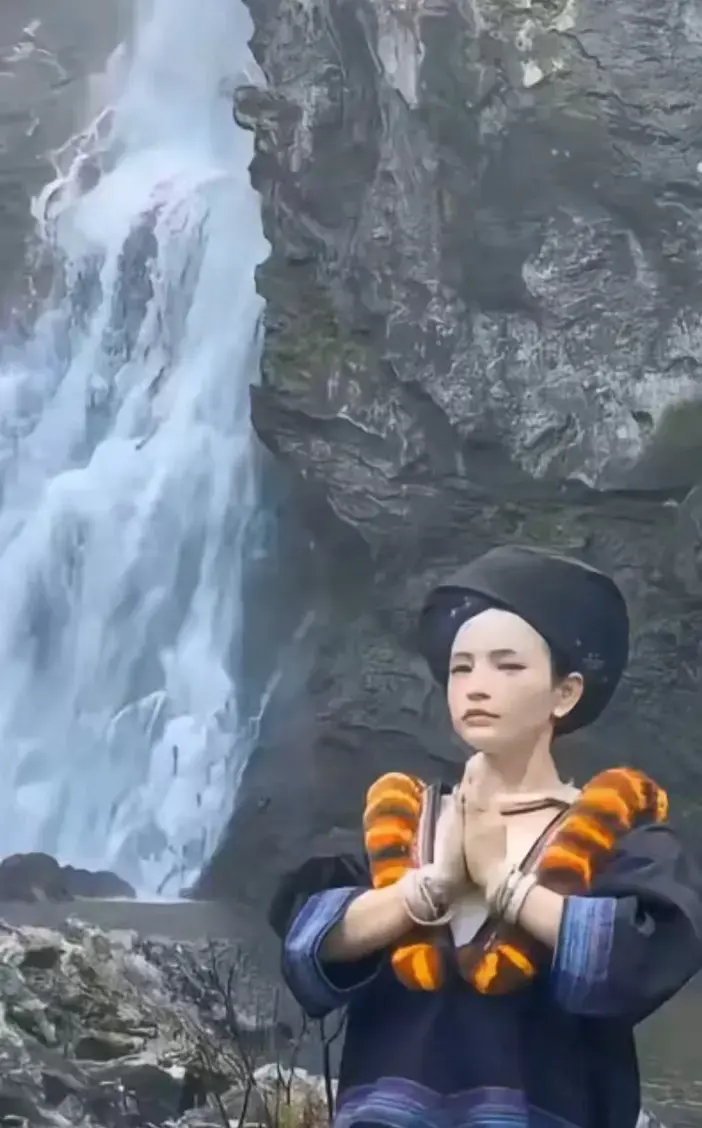 《高山流水遇瀑布》原视频免费看-《高山流水遇瀑布》HD高清无广告在线播放-彝族姑娘山泉下躬身行礼是什么梗-苗家少女感悟山间意境视频