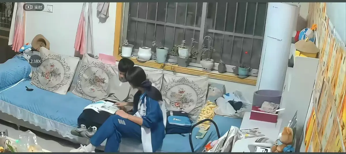 《来自姐姐的爱》无删减完整版在线播放-全集影院高清正片免费下载-监控下辅导作业名场面-来自姐姐的爱暖心姐弟互动日常